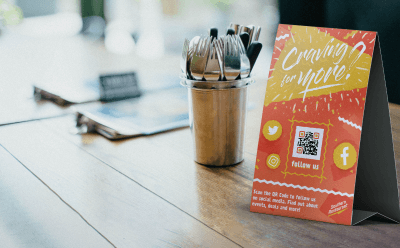 Idee voor een QR-code op een visitekaartje met een functie voor opslaan op de telefoon